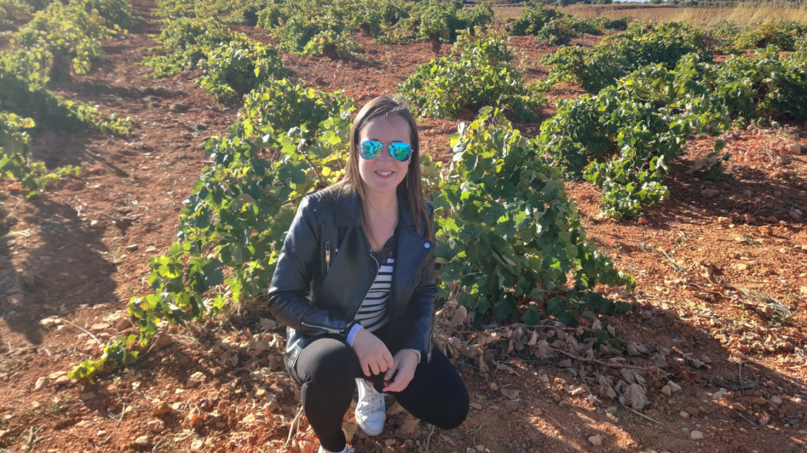 moi assis sur le sol d'un vignoble