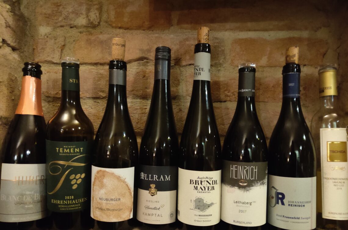 bouteilles de vin autrichiennes posées sur une étagère