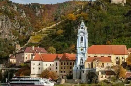 Oenotourisme à Wachau pour les amateurs de Grüner Veltliner - photo de l'église de Dunrstein