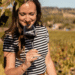 moi dans un vignoble avec une bouteille de vin rouge