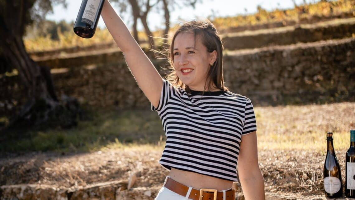 moi tenant une bouteille de vin