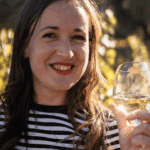 moi dans un vignoble avec un verre de vin