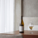 une bouteille de vin japonais avec un verre de vin blanc et un verre de vin rouge