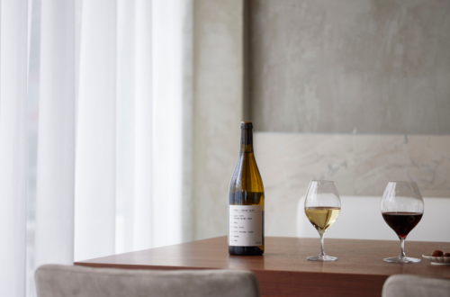 2 verres de vin et une bouteille de vin japonais