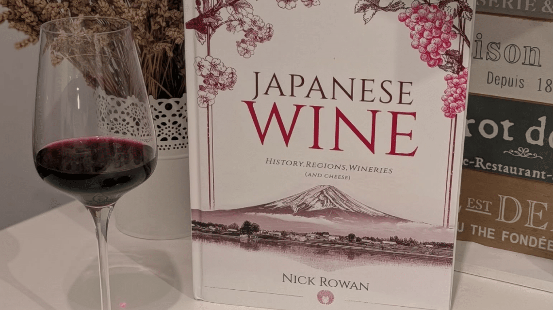 livre sur les vins japonais accompagné d'un verre de vin rouge