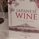 livre sur les vins japonais accompagné d'un verre de vin rouge